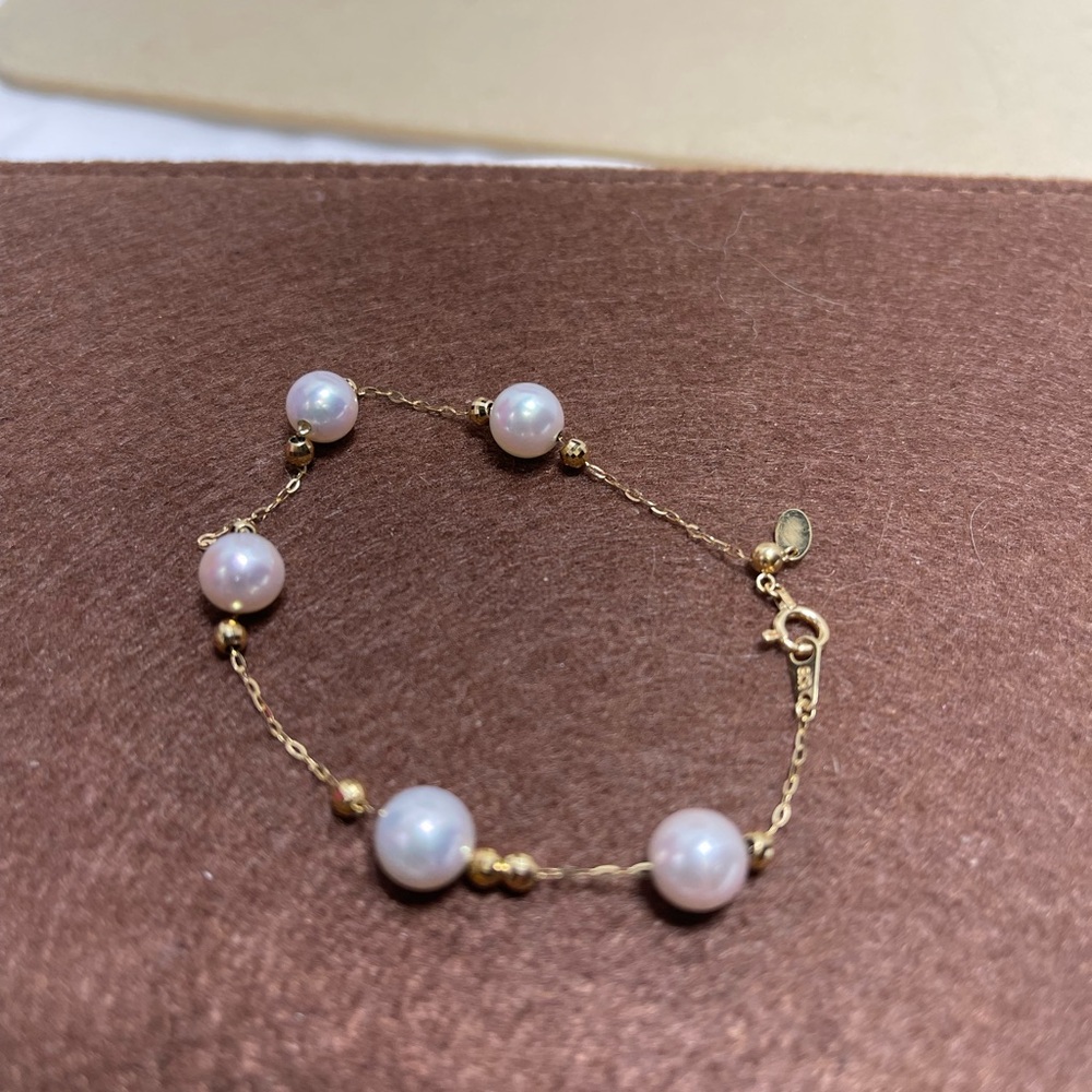 K18 Bracelet Akoya Pearls with k 18 gold chain size 63/4 inches or 17.2cm